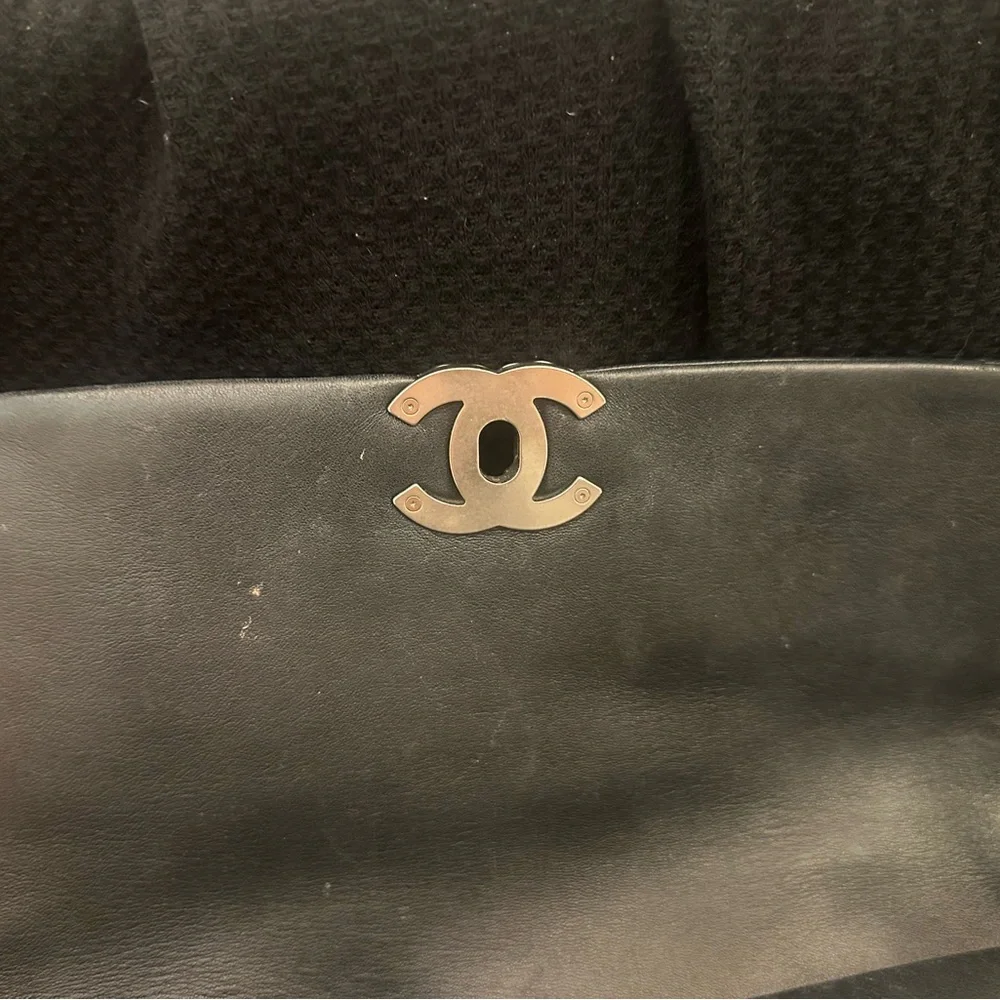 CHANEL Black Quilted Leather Shoulder Bag with Chain Strap
